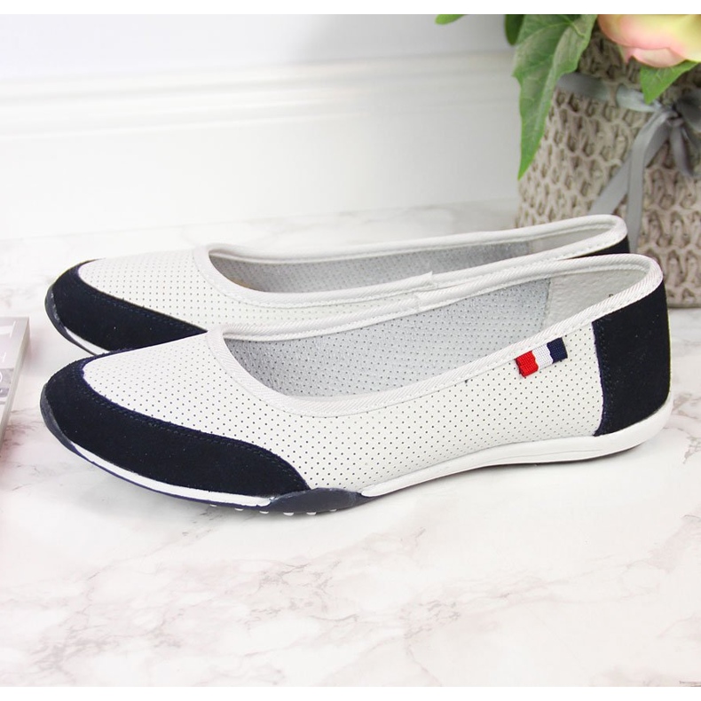 Genombrutna vita och marinblå Filippo ballerinor för kvinnor 1