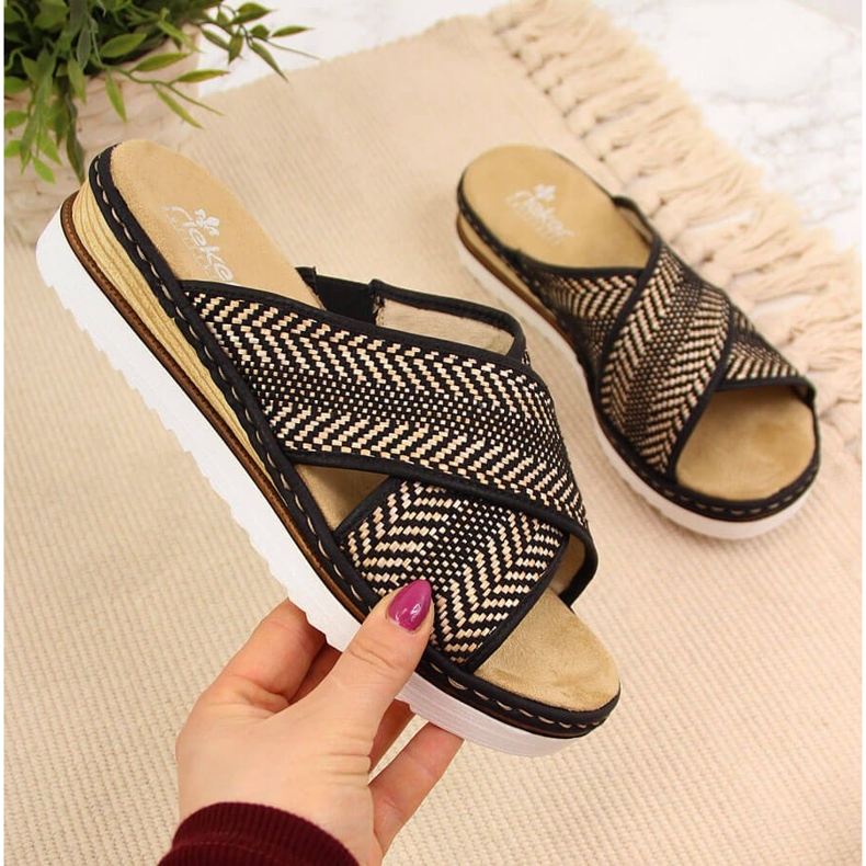 Svarta damtofflor på kilklack Rieker 679A5 beige brun 1