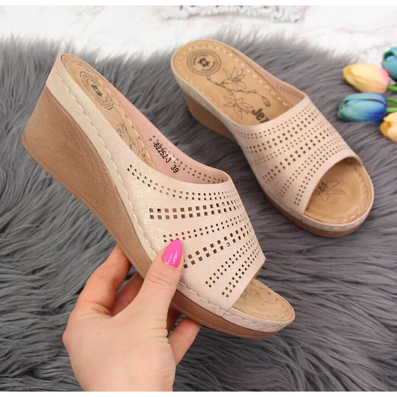 Damtofflor med genombrutna gyllene wedge Jezzi 2