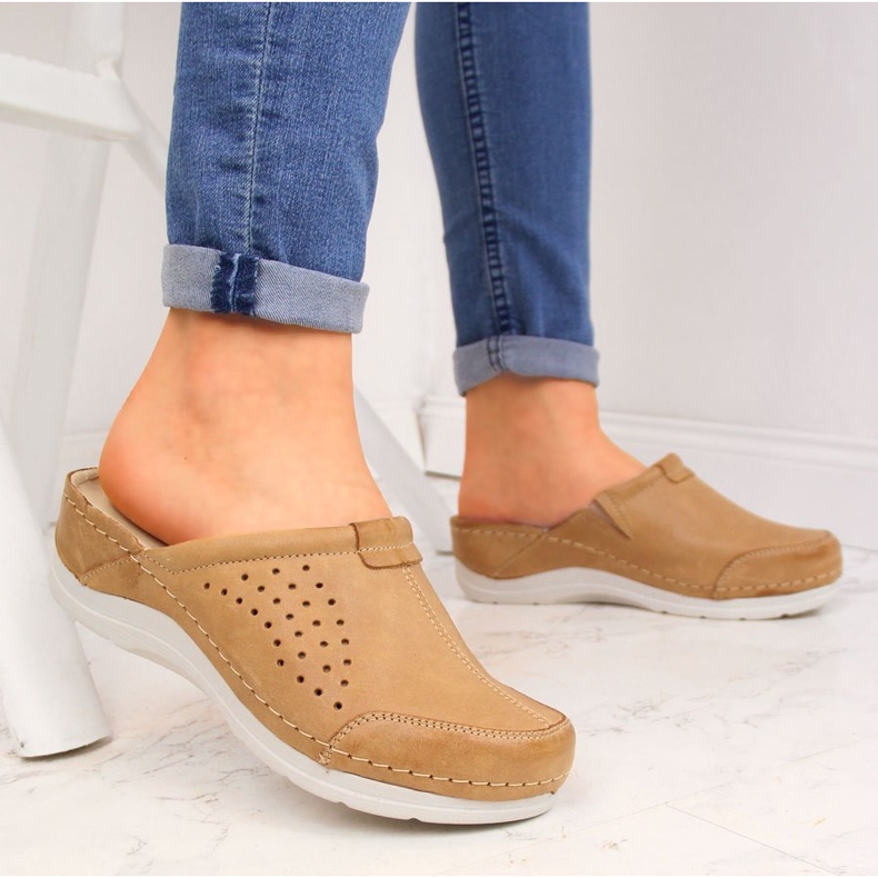 Skinntofflor för kvinnor ljusbruna Helios 281 2