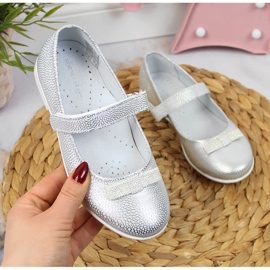 Nattvardsflickballerinor med kardborre i silver Kornecki 6493 1