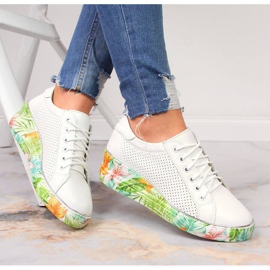 Kvinnors läderskor på en kilvit Artiker 1