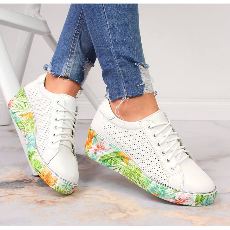 Kvinnors läderskor på en kilvit Artiker 1