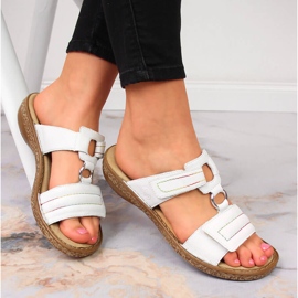 Kvinnors vita skinntofflor med kardborre vit Rieker 62886-80 1