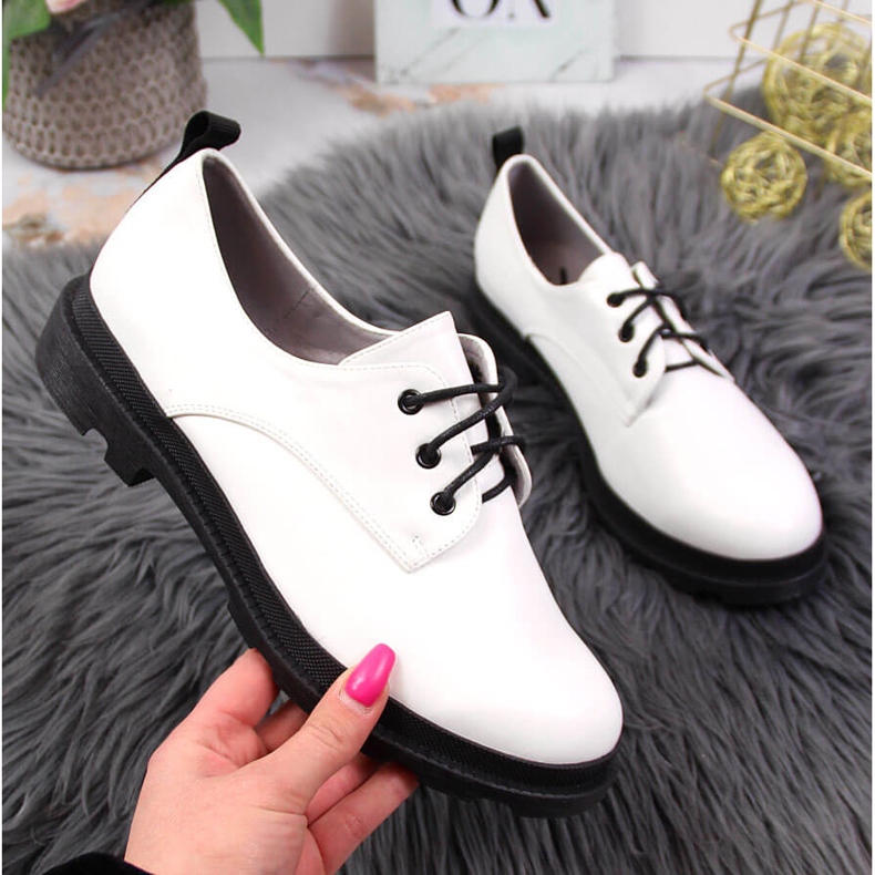 S.Barski Vita damskor med snörning från S. Barski 1