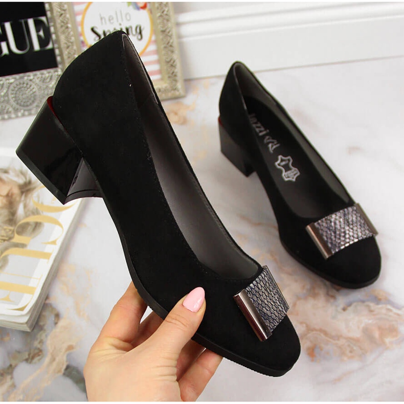 Pumps på ett svart Jezzi mockablock 1