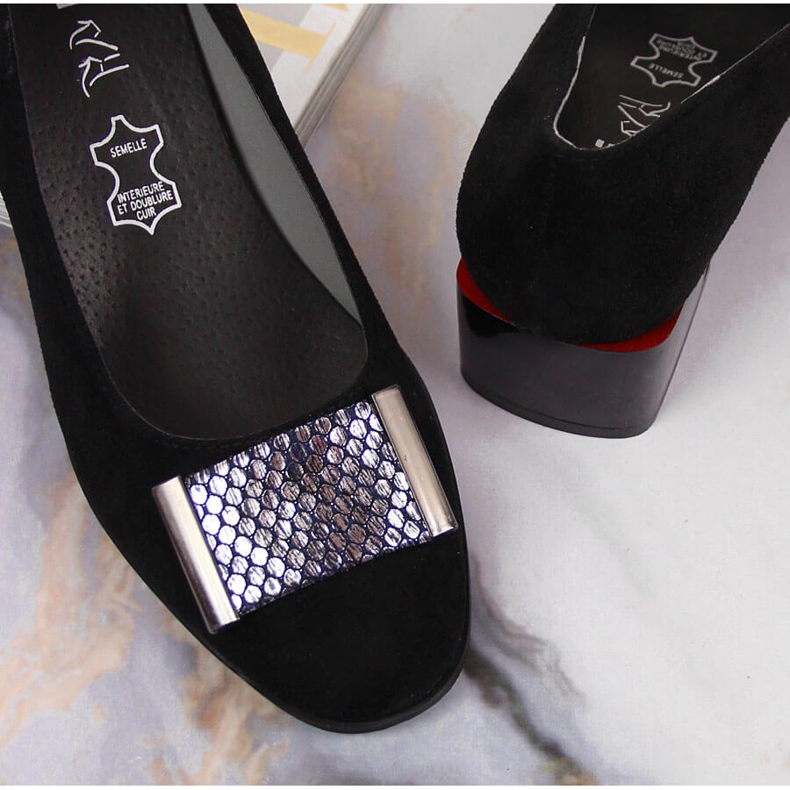 Pumps på ett svart Jezzi mockablock 2