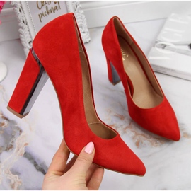 Lädervelourpumps på en röd Juma-stolpe 1