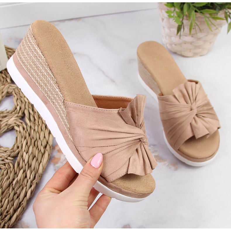Beige wedge tofflor för kvinnor Potocki 1