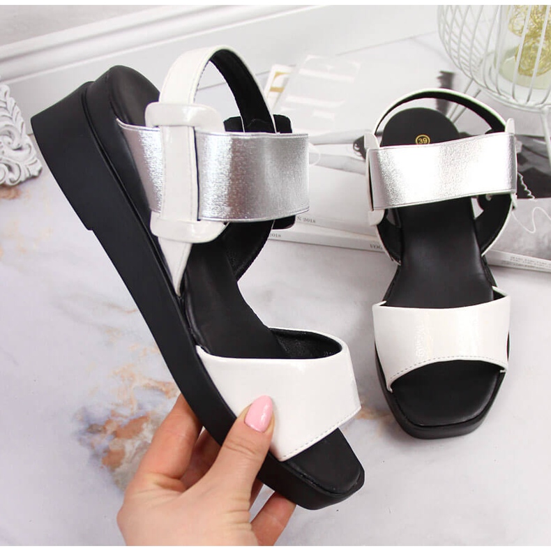 Damsandaler på kilklack med vit Potocki 1