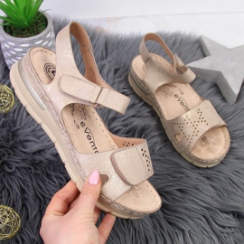 Bekväma damsandaler på en beige kil eVento 1