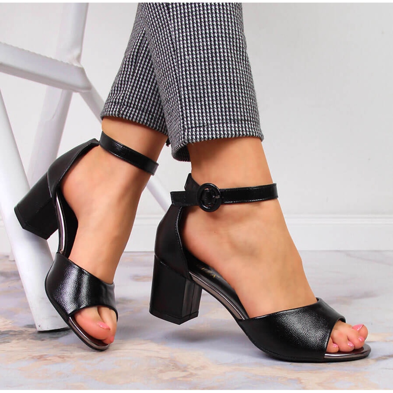 Svarta Vinceza damsandaler på stolpen 1