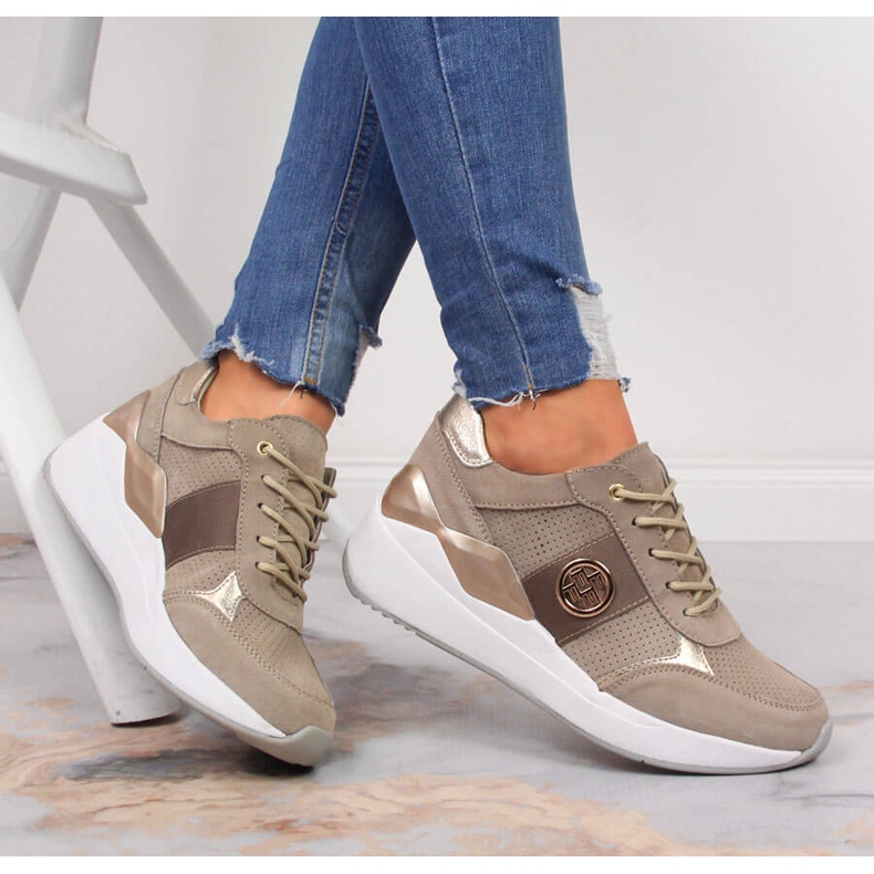 Skinnsneakers för kvinnor på en beige wedge Filippo 1