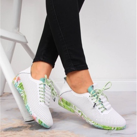 Damskor i vitt läder med en kil Artiker 2