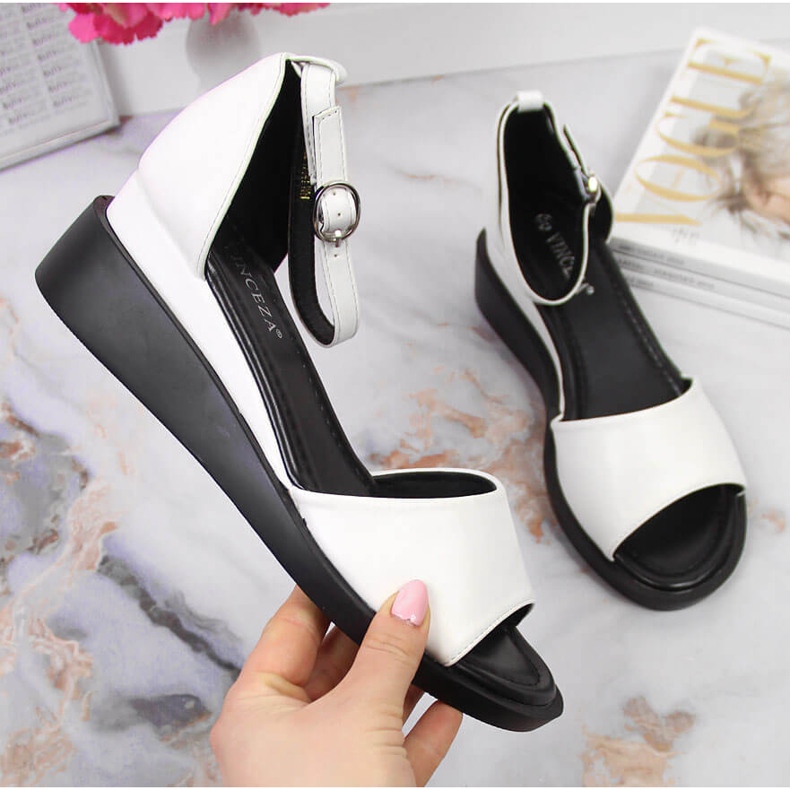 Vita Vinceza damsandaler på kilklack 1