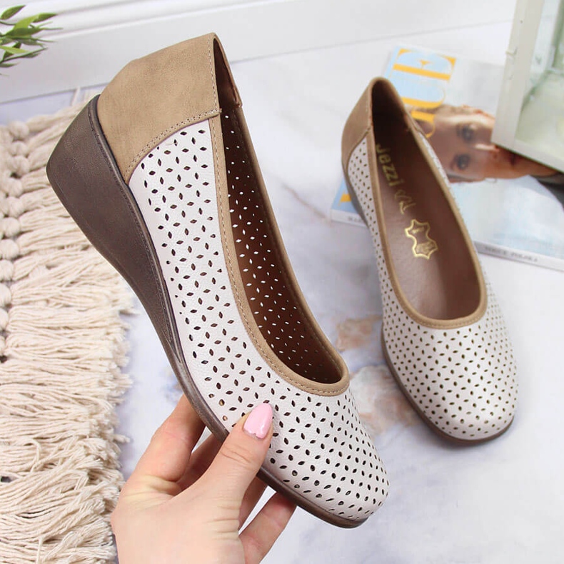 Genombrutna skor för kvinnor med en beige kil Jezzi 1