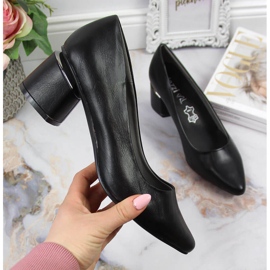 Pumpar på en dekorativ stolpe i svart Jezzi 1