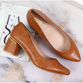 Pumps på en dekorativ brun stolpe av Jezzi 1