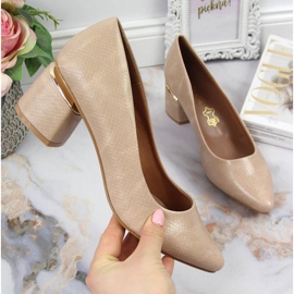 Pumps på en dekorativ beige Jezzi-stolpe 1