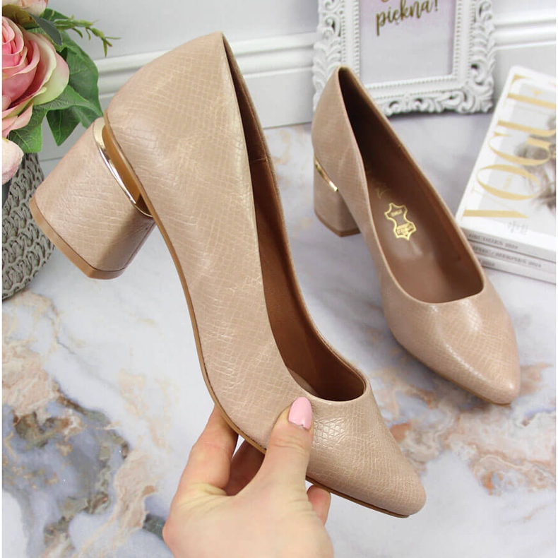 Pumps på en dekorativ beige Jezzi-stolpe 1