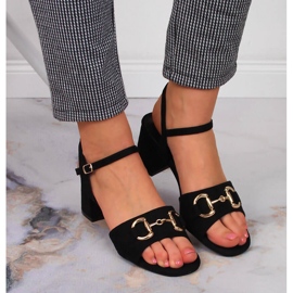 S.Barski Svarta damsandaler på stolpe med prydnad av S. Barski 2