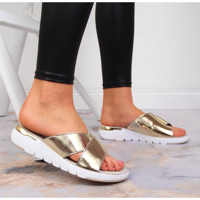 S.Barski Damtofflor i guldlackerad läder S. Barski gyllene 2