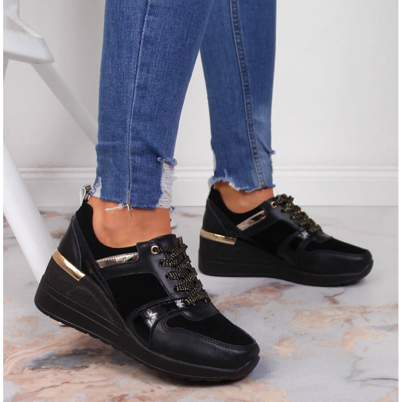 S.Barski Damskor i läder med en kilsvart S. Barski 2