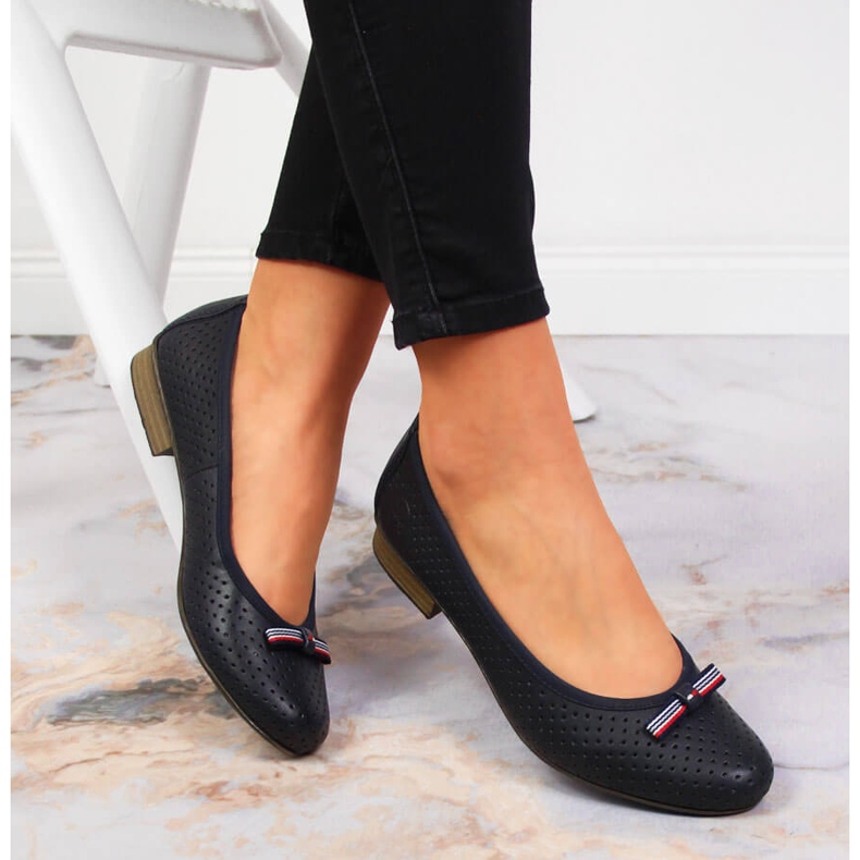 Genombrutna marinblå ballerinor i läder för kvinnor Rieker 51997-15 1