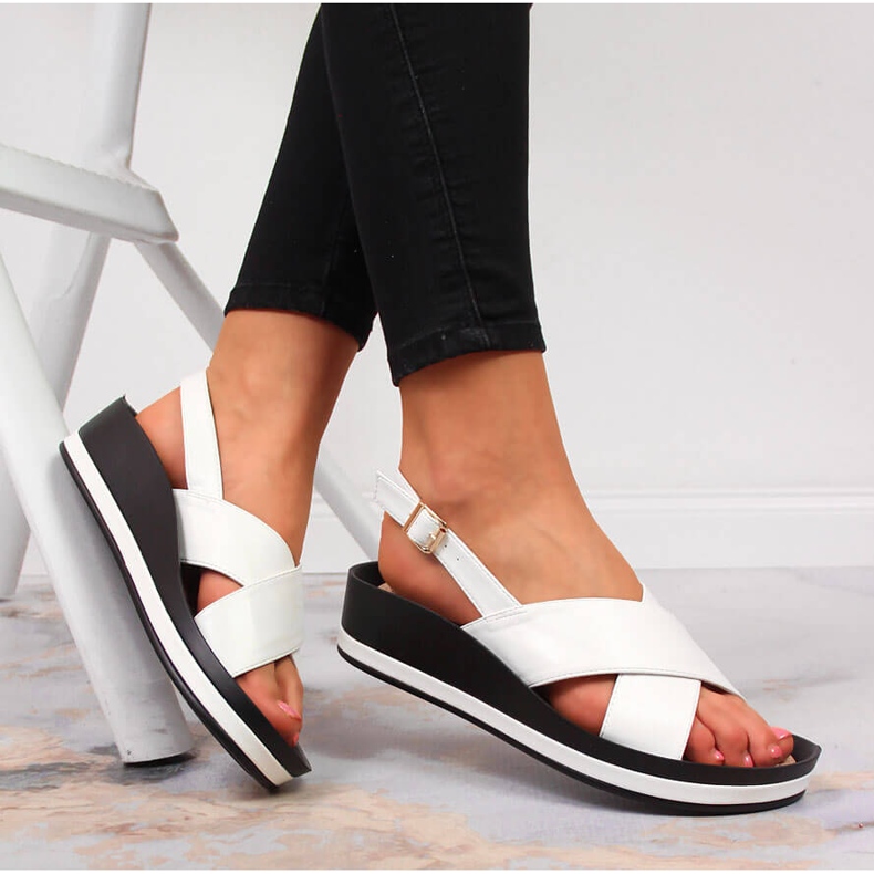 Vita Vinceza damsandaler på kilklack 1