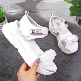 Vita sandaler för kvinnor på sportplattformen NEWS 1