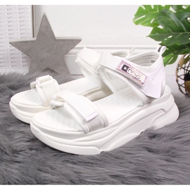 Vita sandaler för kvinnor på sportplattformen NEWS 2