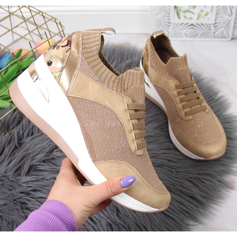 Dambrogues på en wedge, slip on, beige Artiker 1