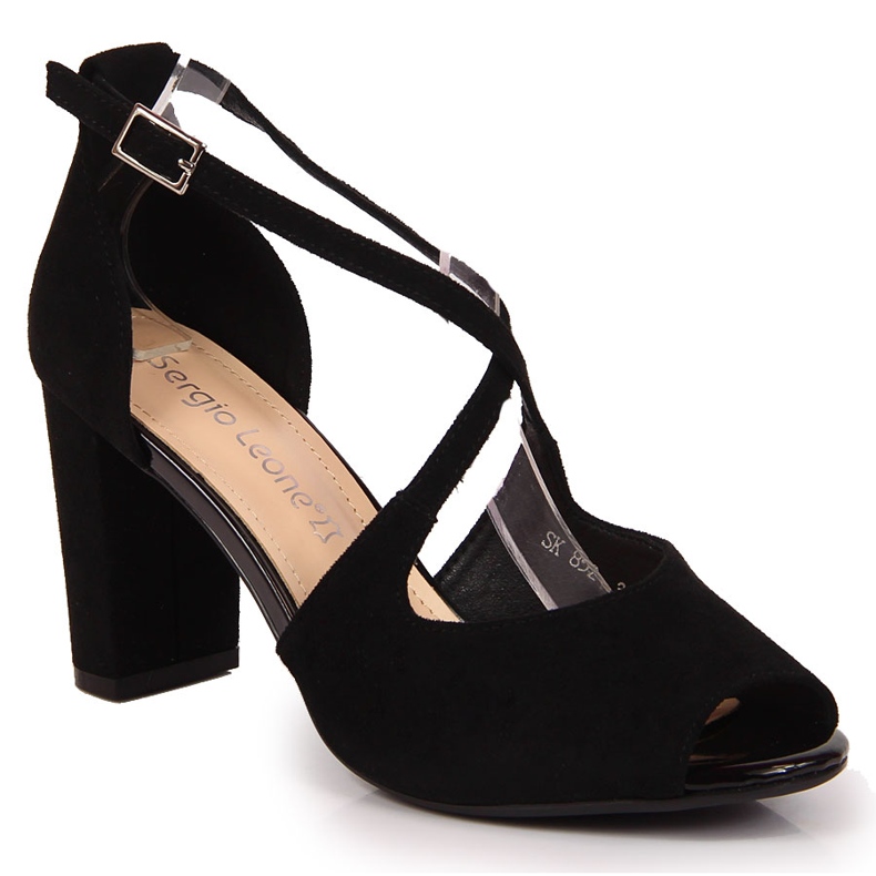 Damsandaler på den svarta stolpen av Sergio Leone 1