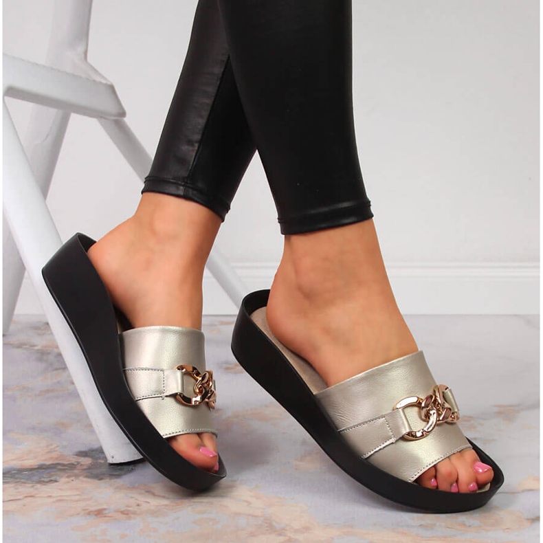 Damtofflor i skinn med guldkedja Filippo gyllene 1