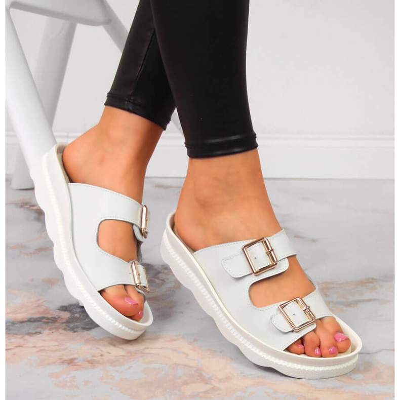 Damtofflor i skinn med spännen vita Filippo 1