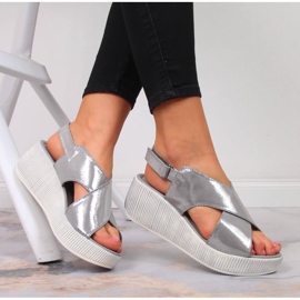 Lädersandaler för kvinnor på en silverkil Dolce Pietro 1