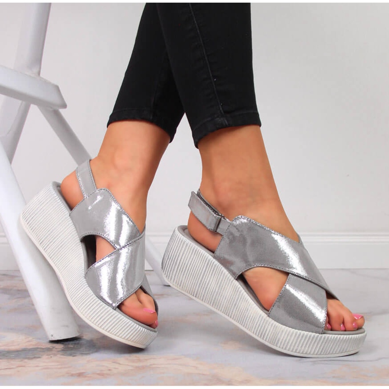 Lädersandaler för kvinnor på en silverkil Dolce Pietro silver- 1