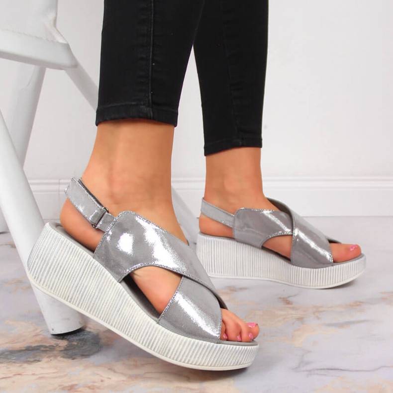 Lädersandaler för kvinnor på en silverkil Dolce Pietro 2