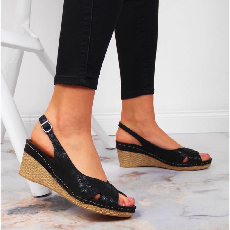 Skinnsandaler för kvinnor på en svart kil Dolce Pietro 2