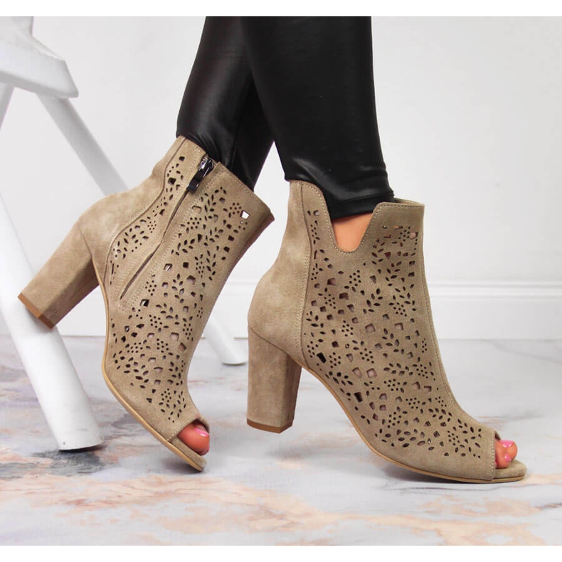 Genombrutna läderstövlar för kvinnor på Juma beige stolpe 1