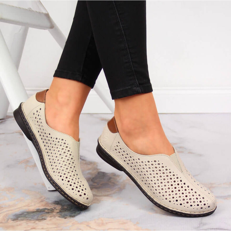 Damskor i beige genombrutna läder Rieker 48457 2