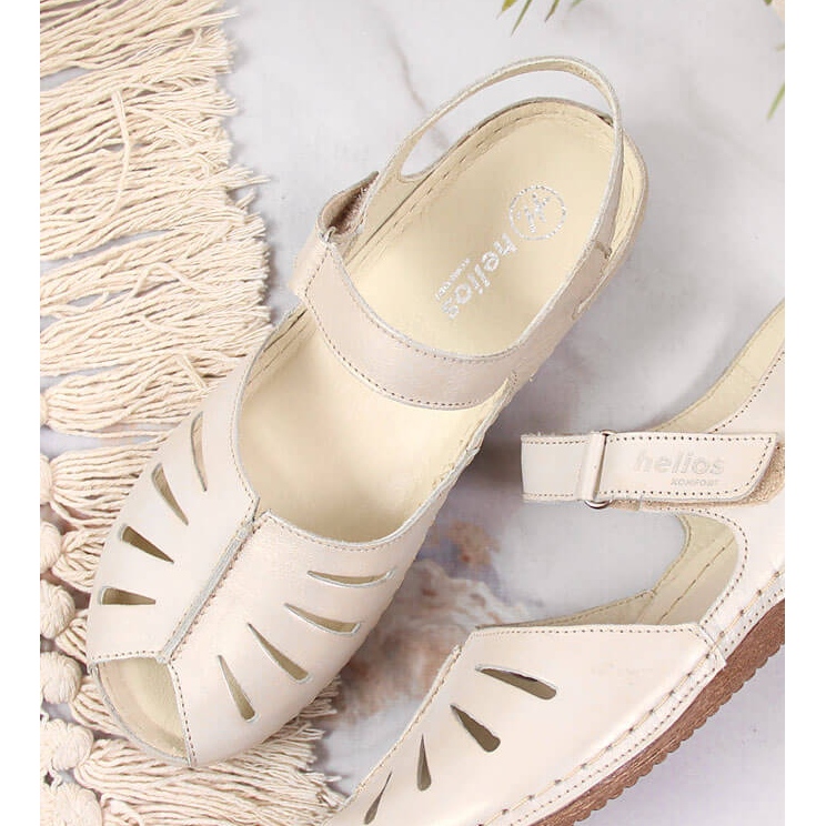 Damsandaler i läder på en gyllene kil Helios 4009 2