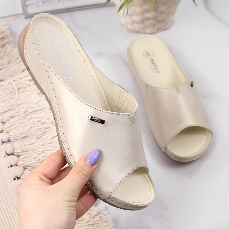 Skinntofflor för kvinnor på en gyllene kil Helios 105 1