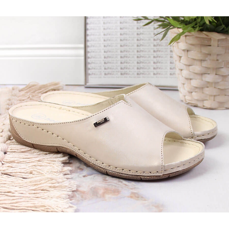 Skinntofflor för kvinnor på en gyllene kil Helios 105 2