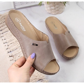 Skinntofflor för kvinnor på en beige Helios 105 kil 1