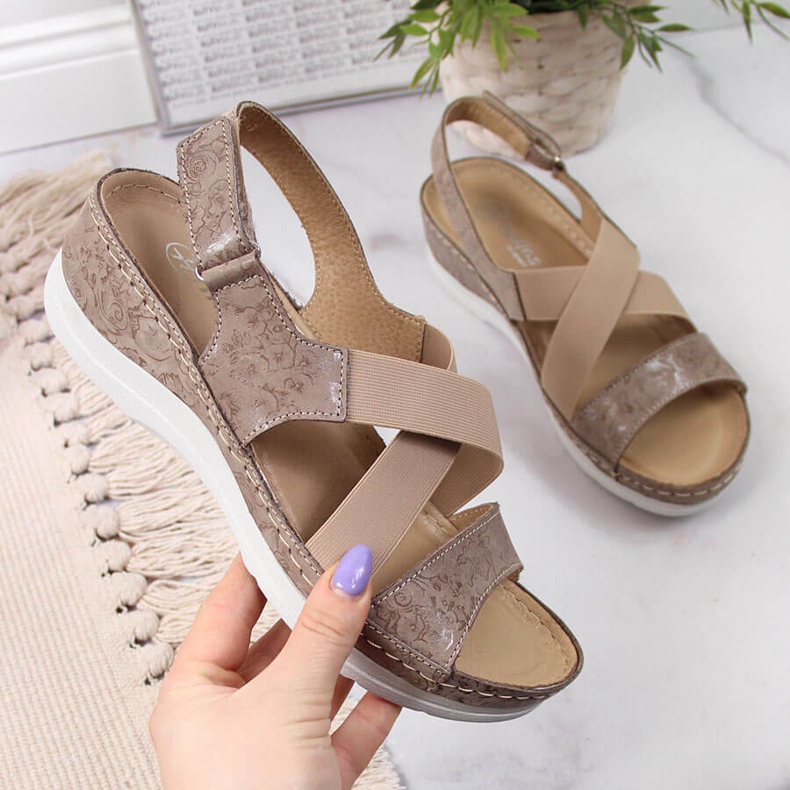 Skinnsandaler för kvinnor med bekväma resårer Helios 100 beige 1