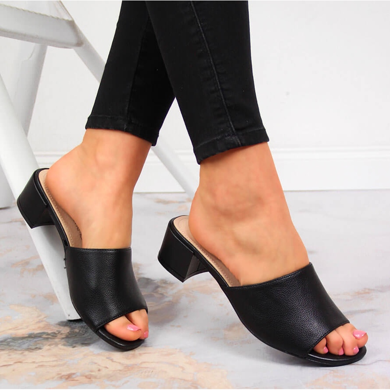 Svarta tofflor för kvinnor på block av Sergio Leone 1