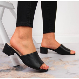 Svarta tofflor för kvinnor på block av Sergio Leone 2