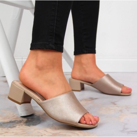 Damtofflor på ett beige Sergio Leone-block 2