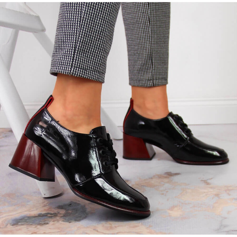 Damskor i läder på ett svart Filippo-block 2